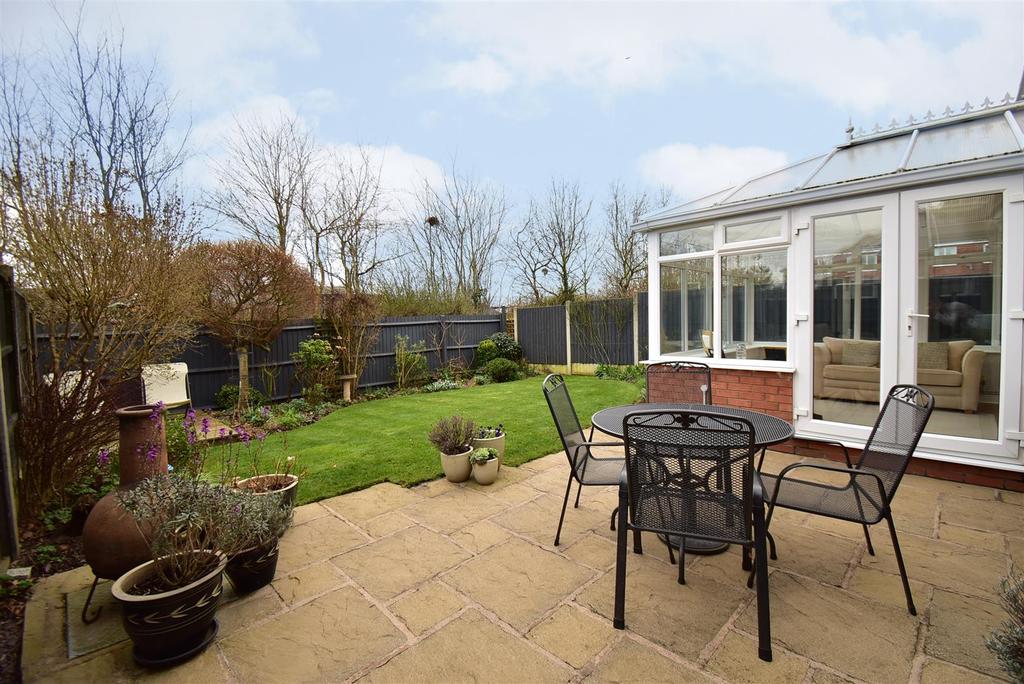 T6913 garden.jpg