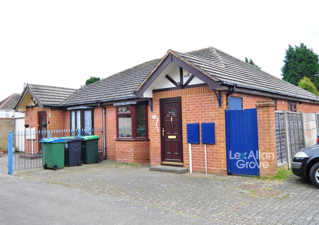 50 Brook Lane, Cradley Heath 2 bed semidetached bungalow £185,000