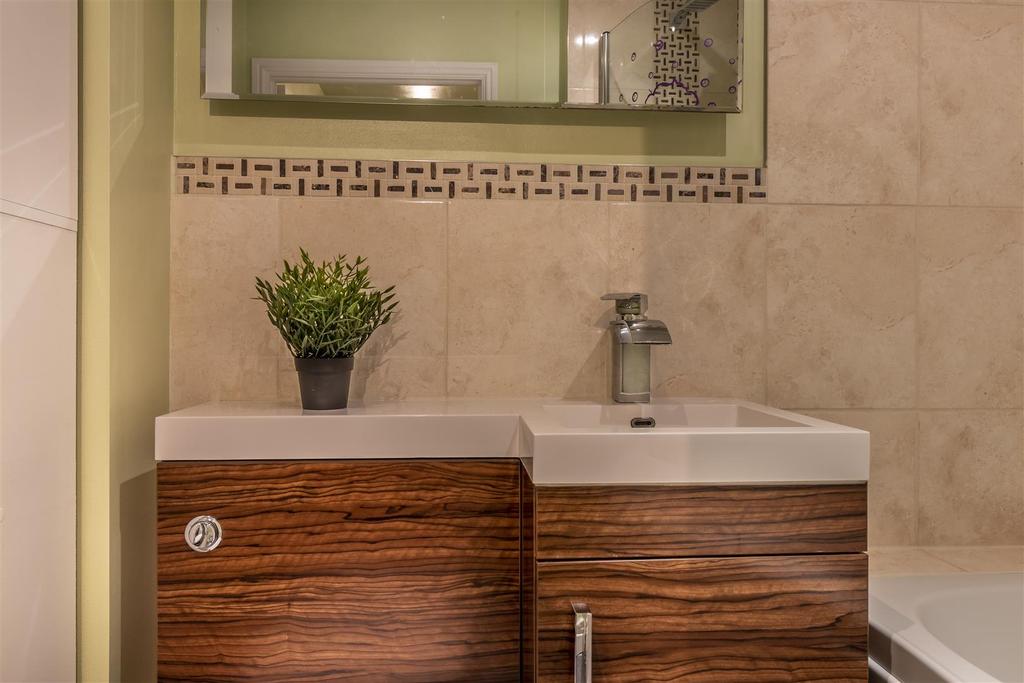 Bathroom 3rd.jpg