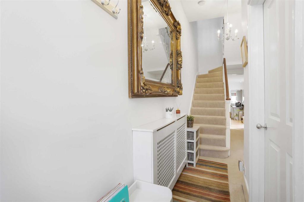 525852300 - 2 Camden Road, SM5 8.jpg