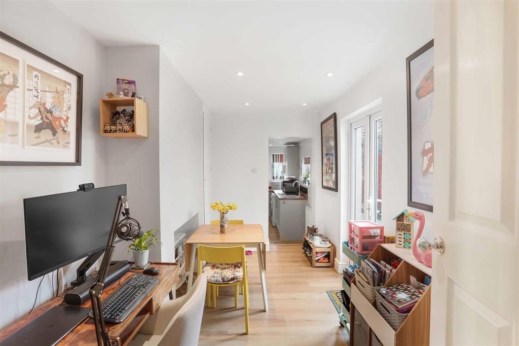 525852300 - 2 Camden Road, SM5 7.jpg
