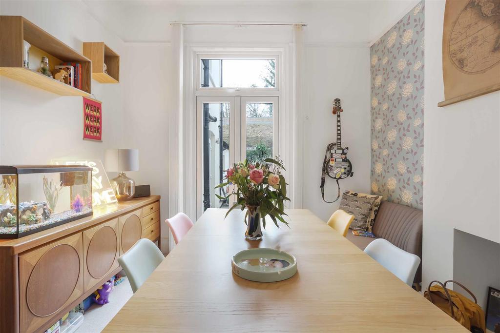 525852300 - 2 Camden Road, SM5 2.jpg