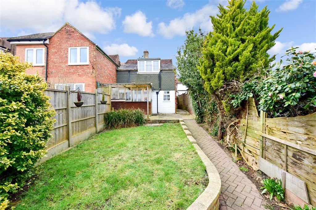 Lingfield Road, East Grinstead, West Sussex 3 bed semidetached house