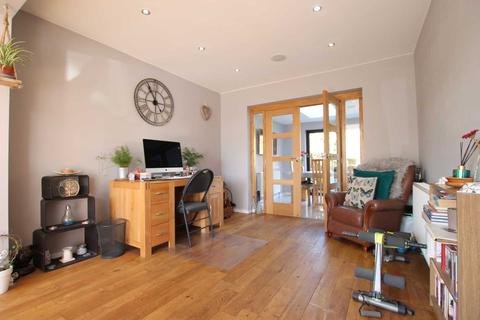 4 bedroom semi-detached house for sale - Knutsford Avenue, Watford
