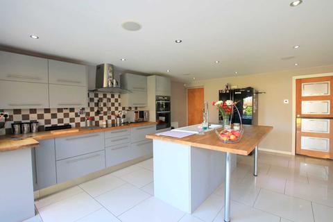4 bedroom semi-detached house for sale - Knutsford Avenue, Watford