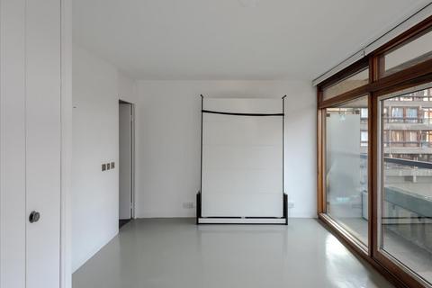 Studio to rent, Breton House, Barbican, London, EC2Y