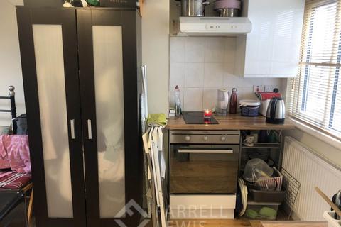 Studio to rent, Medway Drive, Greenford UB6