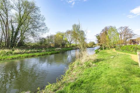 10 Weyview Gardens, Godalming, GU7 1GG