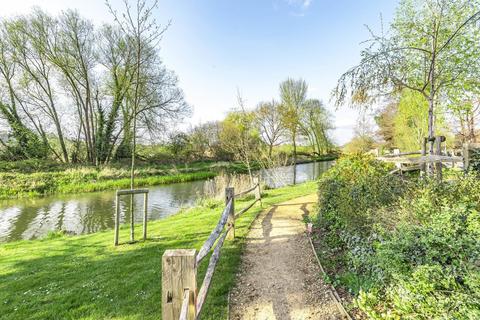 10 Weyview Gardens, Godalming, GU7 1GG