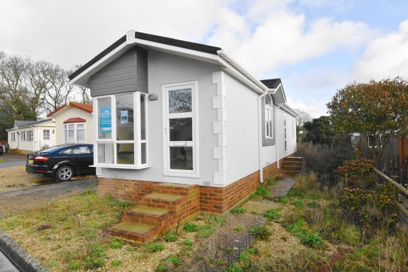 Hordle New Milton SO41 0JB 2 bed detached house £1,495 pcm (£345 pw)