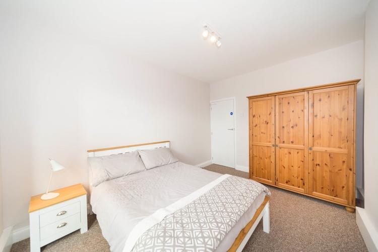 Dog Kennel Hill Estate London SE22 3 bed flat £2,100 pcm (£485 pw)
