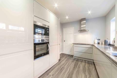 12 Den Hill Drive, Springhead, Oldham, OL4 4NR