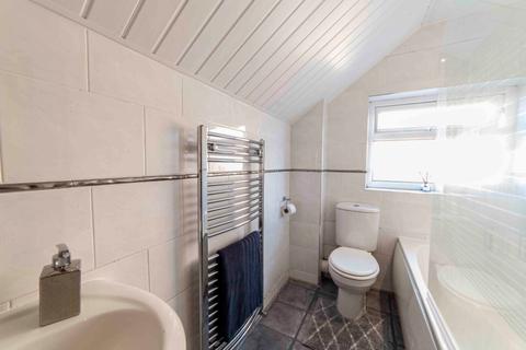 12 Den Hill Drive, Springhead, Oldham, OL4 4NR