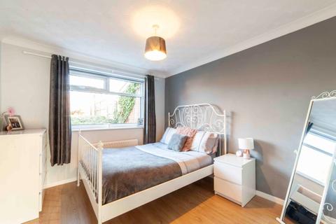 12 Den Hill Drive, Springhead, Oldham, OL4 4NR