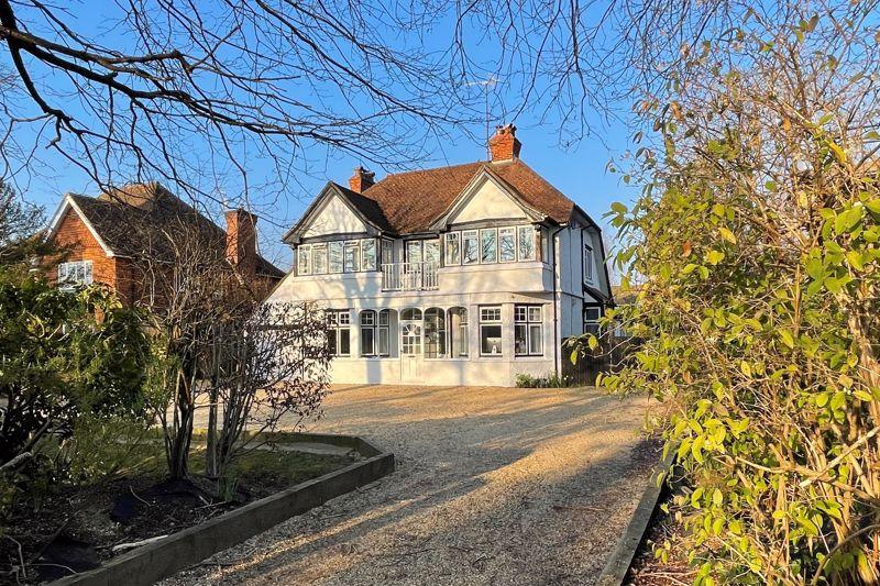 Grove Road, Cranleigh 4 bed detached house