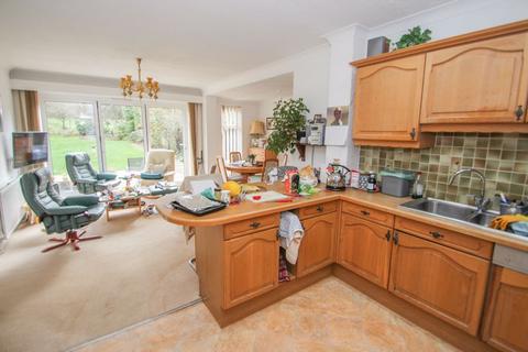 119 Claygate Lane, Esher, KT10 0BH