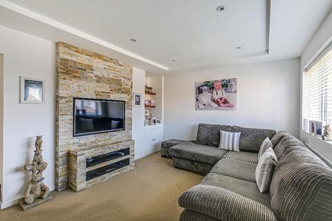 35 Gresham Avenue, Warlingham, CR6 9DG