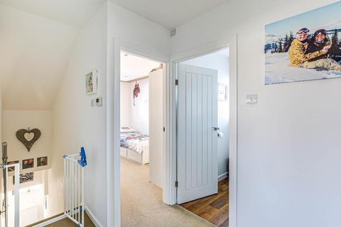 35 Gresham Avenue, Warlingham, CR6 9DG