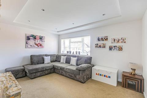 35 Gresham Avenue, Warlingham, CR6 9DG