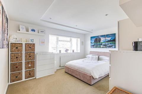 35 Gresham Avenue, Warlingham, CR6 9DG