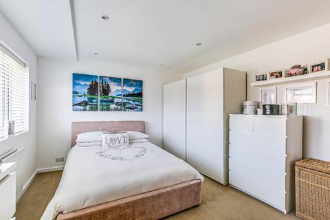 35 Gresham Avenue, Warlingham, CR6 9DG