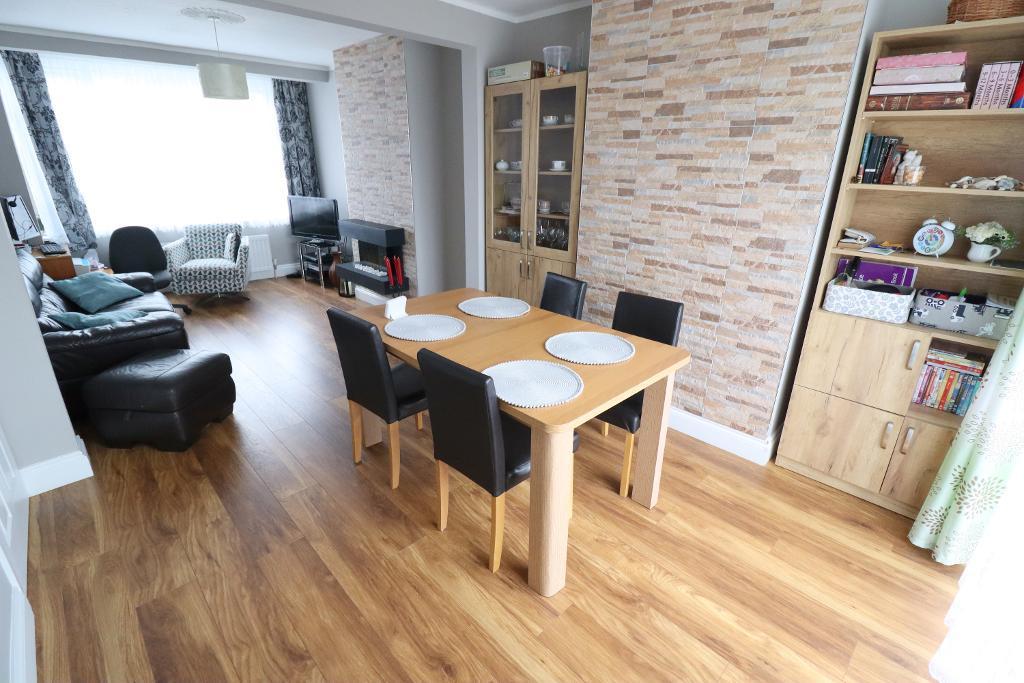 Elmore Road, Round Green, Luton, Bedfordshire, LU2 0QB 3 bed terraced