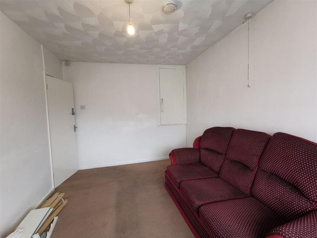 Esher Road, West Bromwich 2 bed house £795 pcm (£183 pw)