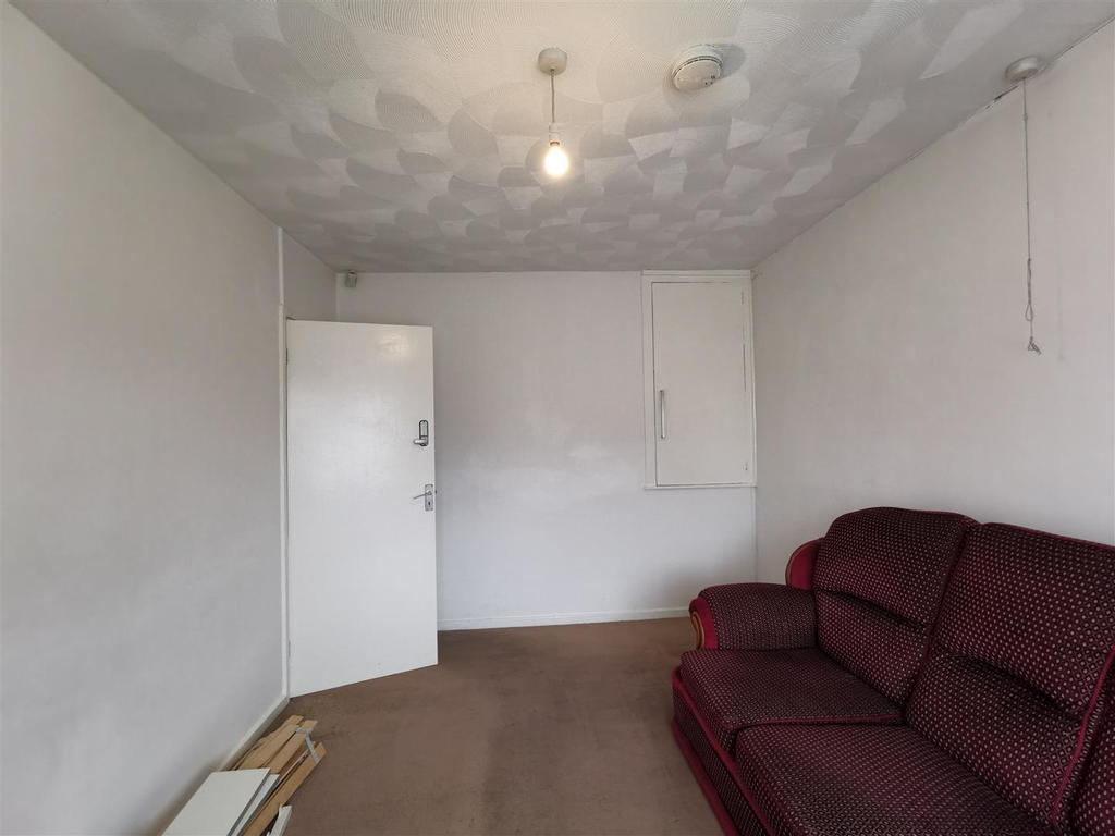 Esher Road, West Bromwich 2 bed house £795 pcm (£183 pw)