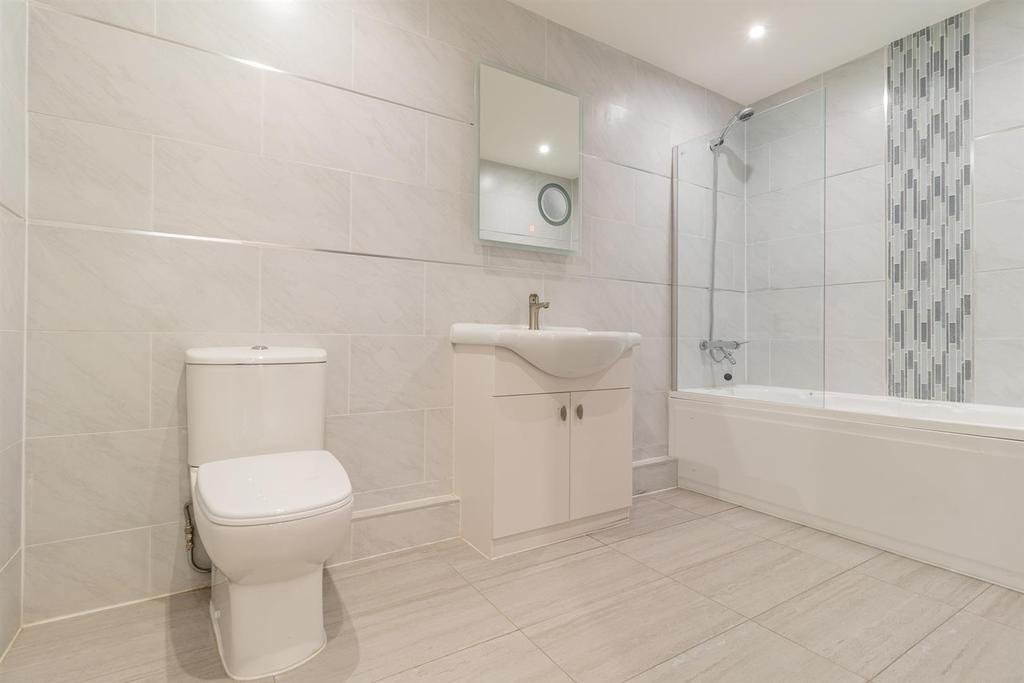 Flat 3 450   462 Barking Road London flat Bathroom