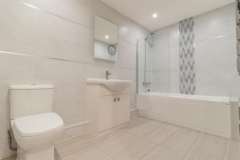 Flat 3 450   462 Barking Road London flat Bathroom