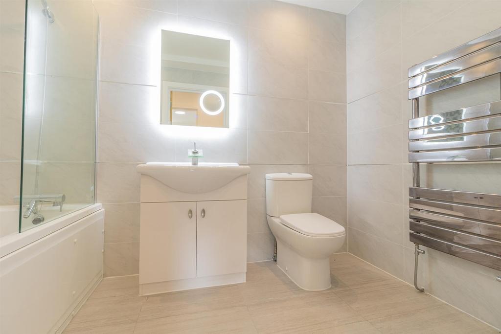 Flat 10 450   462 Barking Road London flat Bathroo