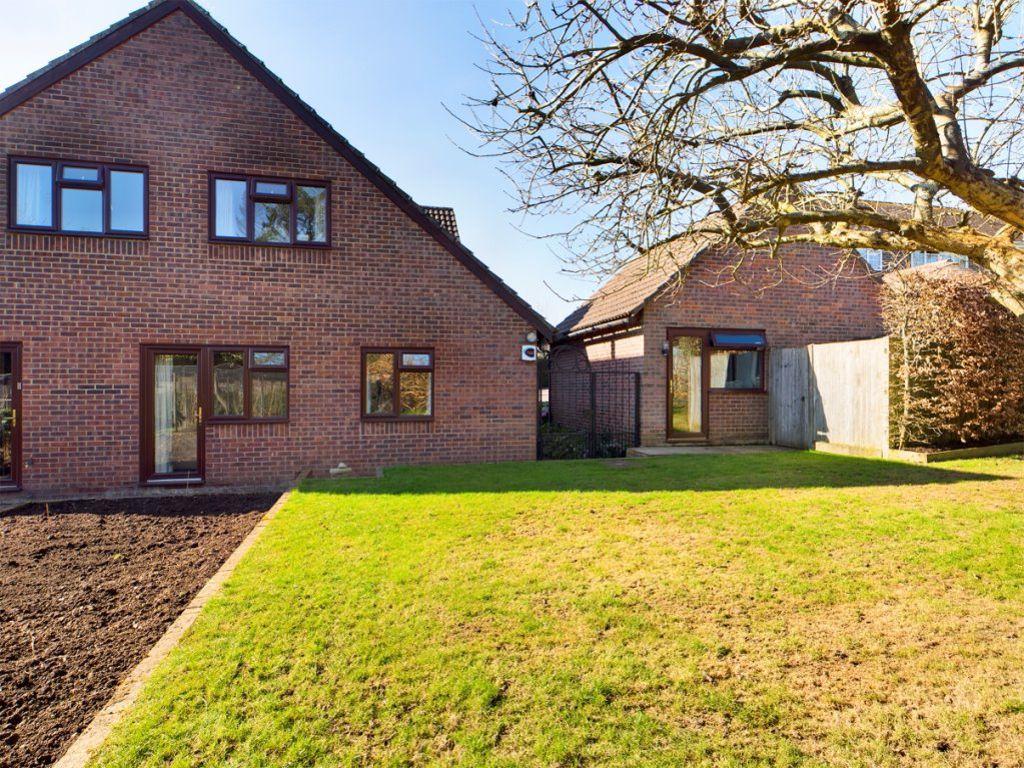 WESTON CLOSE, UPTON GREY 1 bed apartment £600 pcm (£138 pw)