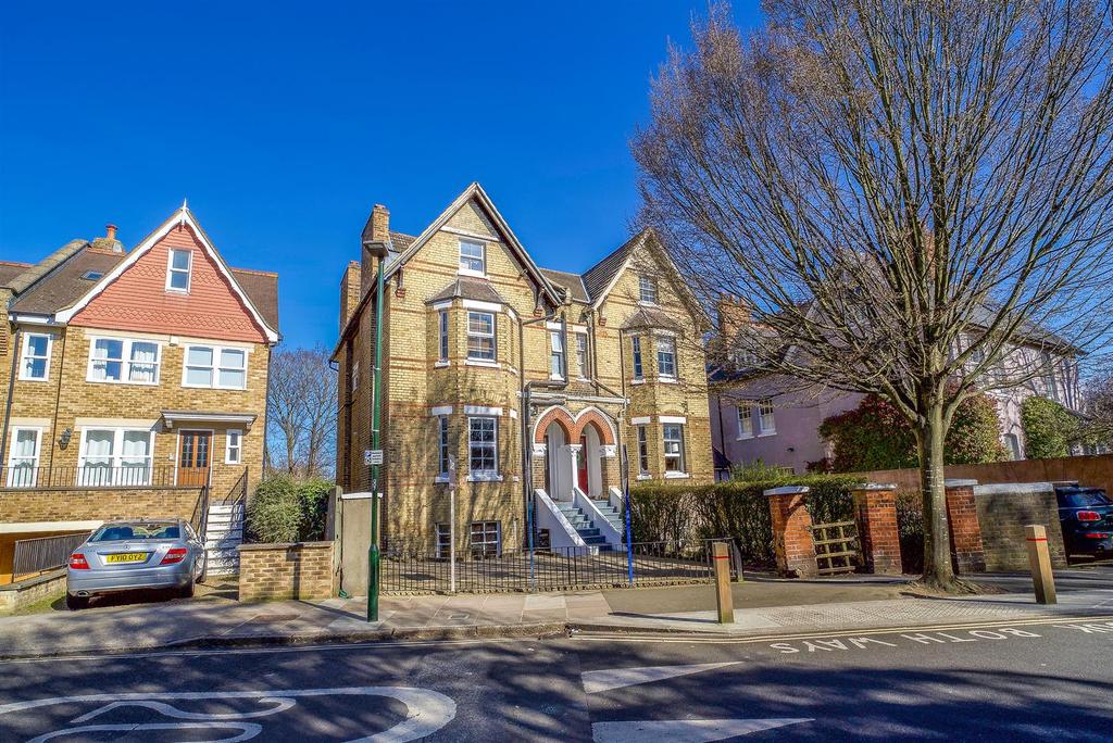 Strafford Road, Twickenham 2 bed flat £475,000