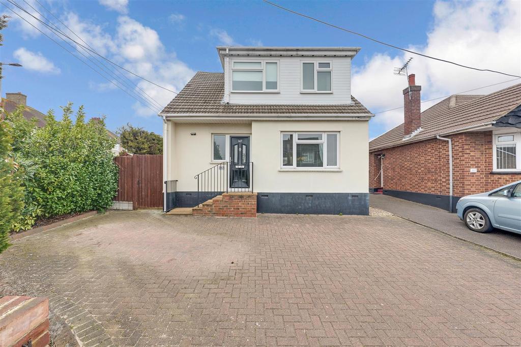 Cumberland Avenue, Benfleet 3 bed detached house £425,000