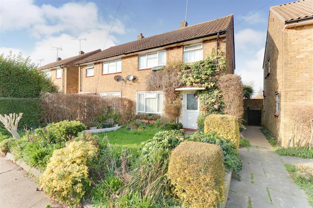 Danescroft Drive, LeighOnSea 3 bed semidetached house £280,000