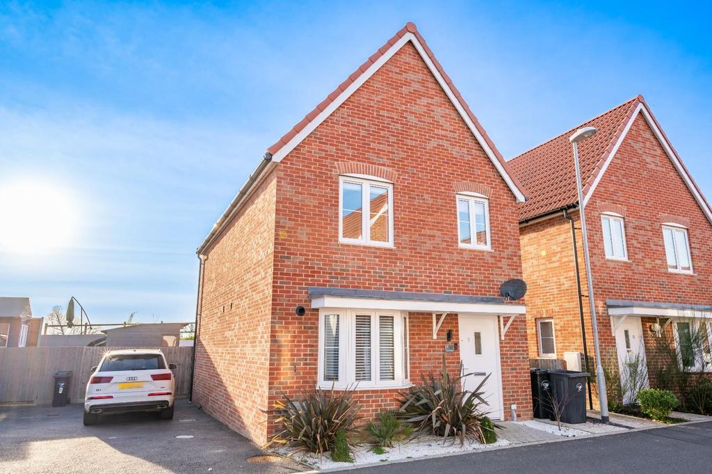 Ainsworth Drive, Felsted, DUNMOW 3 bed detached house £375,000