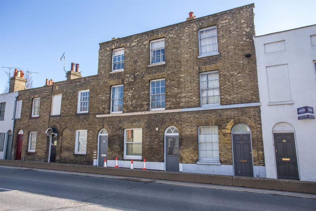 Black Griffin Lane, Canterbury 2 bed flat £1,350 pcm (£312 pw)