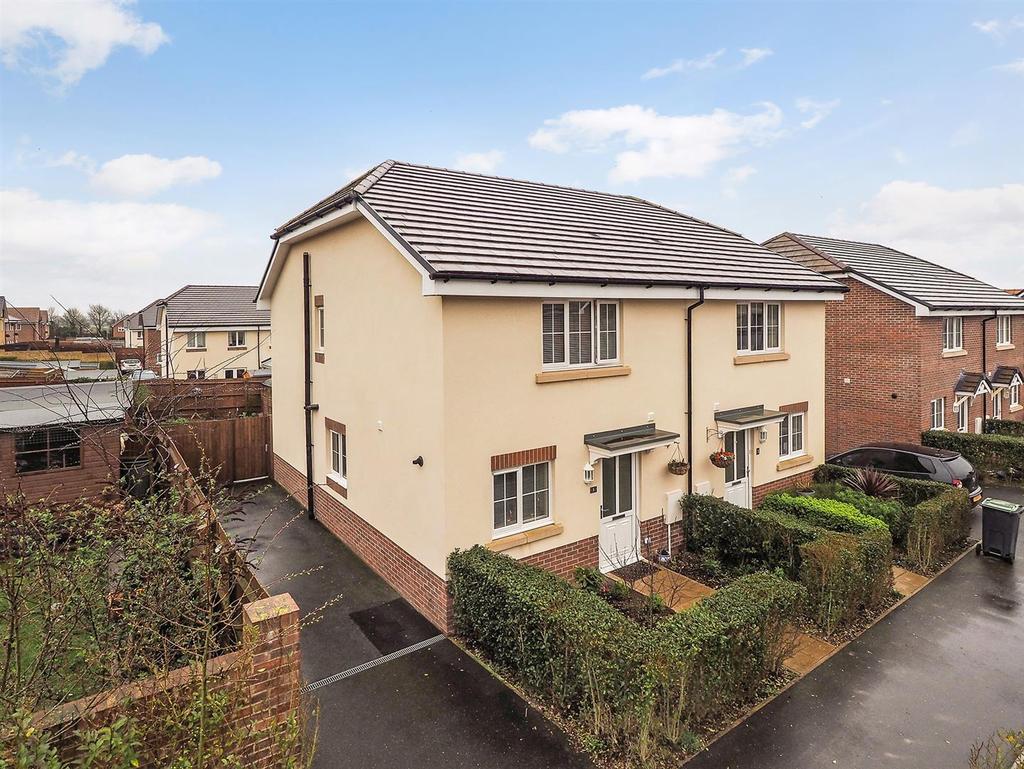 Soper Crescent, Ludgershall, Andover 3 bed semidetached house £270,000