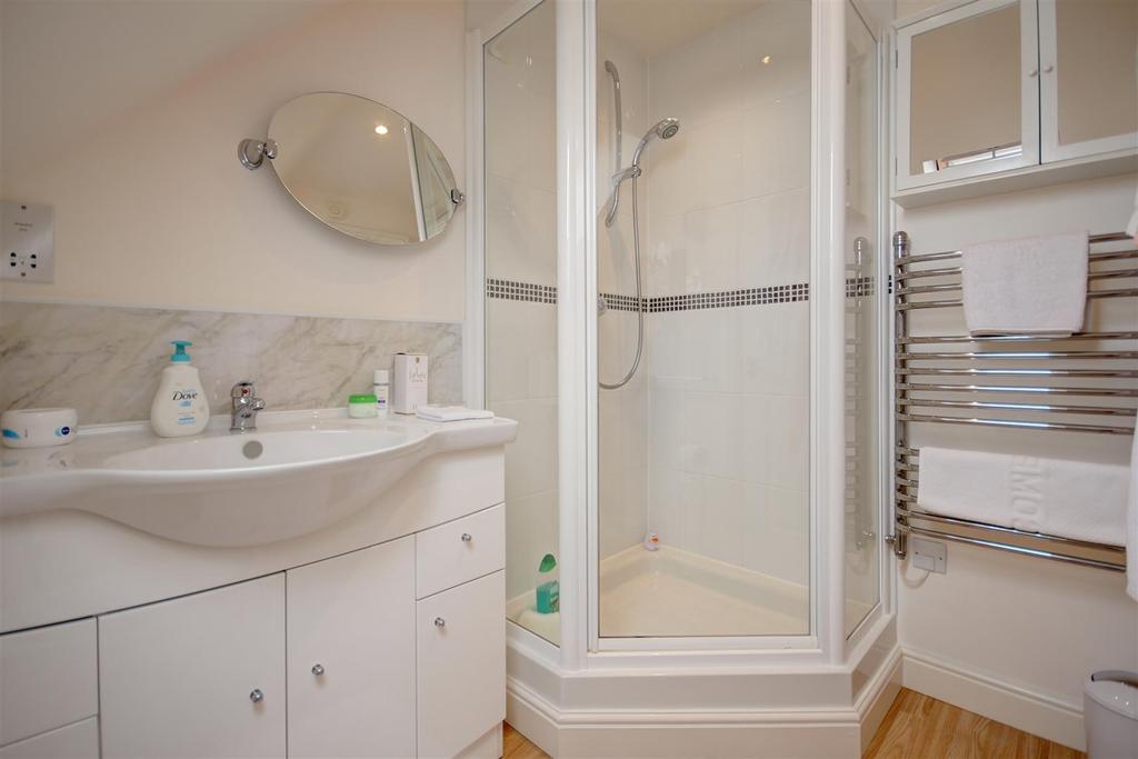 8 en suite.jpg