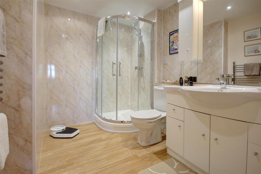 003 shower room.jpg