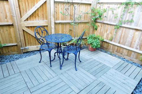 5 Grove Footpath, Surbiton, KT5 8AT