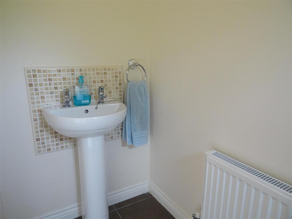 Harris Croft, Wem, Shrewsbury 3 bed semidetached house £675 pcm (£