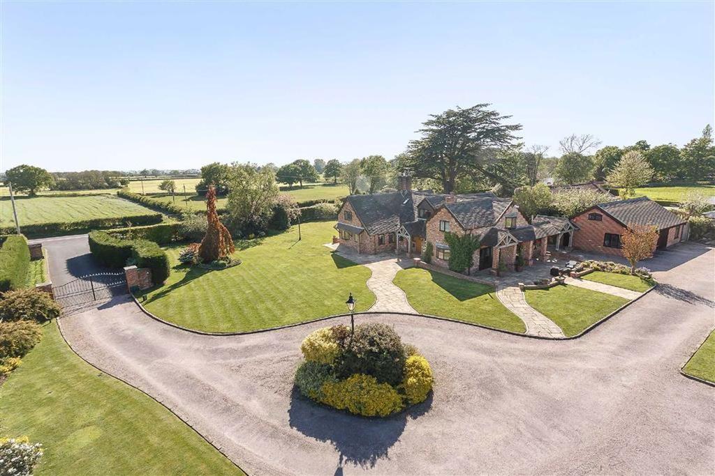 Holmes Chapel Road, SOMERFORD 5 bed detached house £5,995 pcm (£1,383 pw)