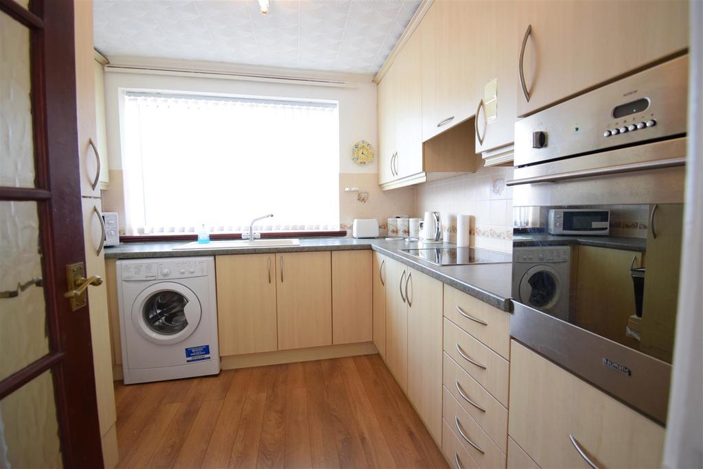 Bryn Henllan, Brynna, Pontyclun 2 bed semidetached bungalow £130,000