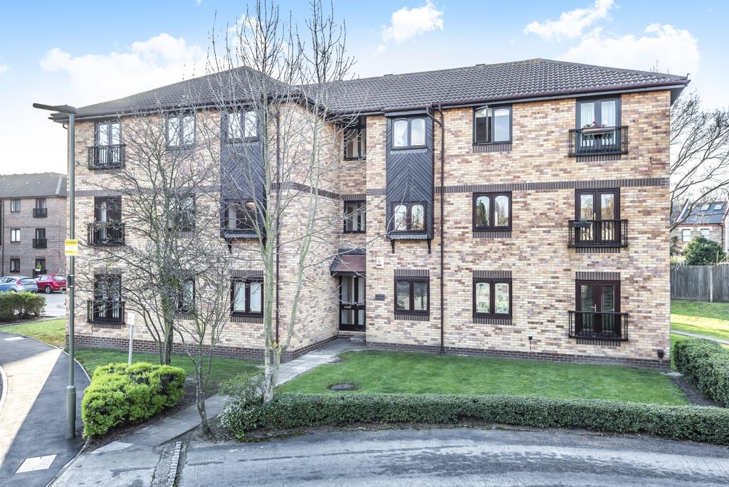 Sheridan Way Beckenham BR3 2 bed flat £1,250 pcm (£288 pw)