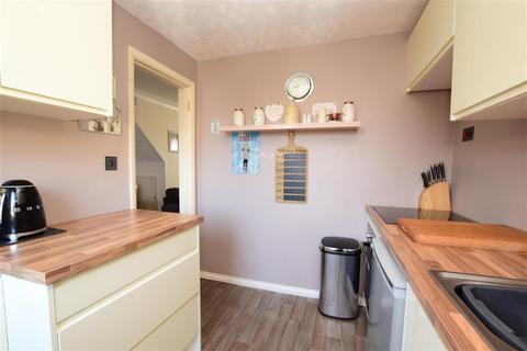 18 Russell Close, Worthing, BN14 8LR