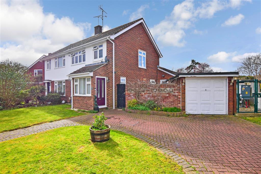 Ravensdale, Kingswood, Basildon, Essex 3 bed semidetached house £450,000
