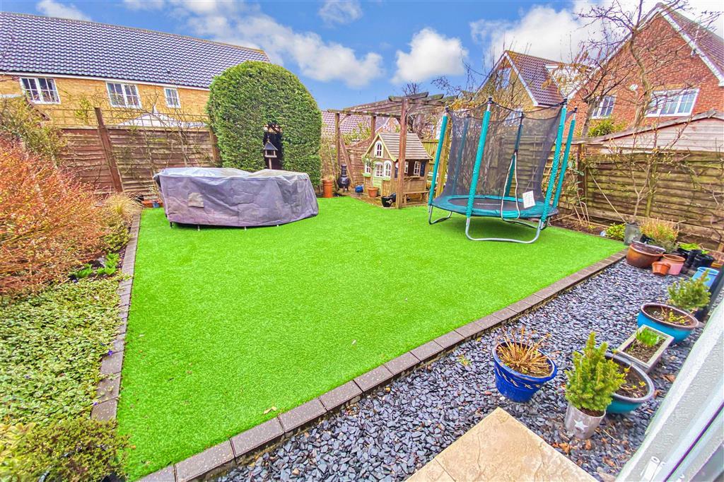 Mersea Crescent, Wickford, Essex 3 bed end of terrace house £385,000