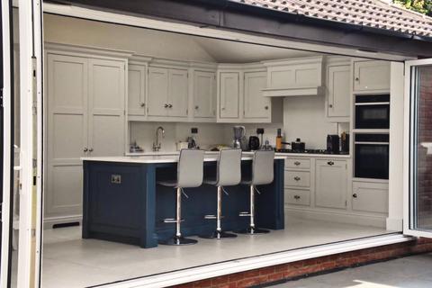 10 Roxwell Road, Chelmsford, CM1 2PP