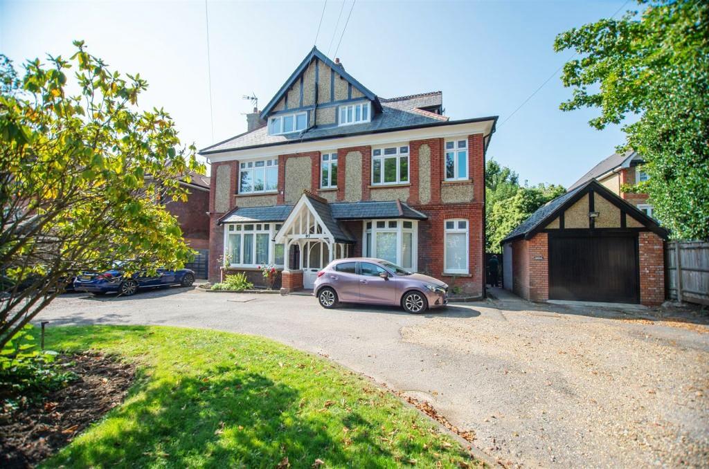 Langley Road, Watford, WD17 1 bed flat £1,100 pcm (£254 pw)